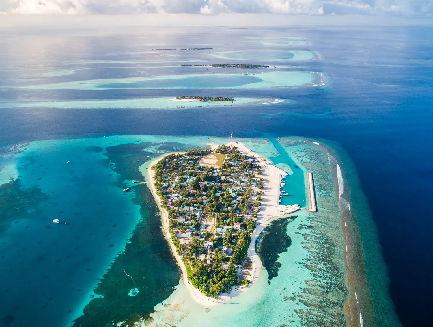 ފާނަ މަސްވެރިކަމުގައި އުޅުނު ބިދޭސީއެއްގެ ގައިގައި ލޯންޗަކުން ޖެހި ނިޔާވެއްޖެ