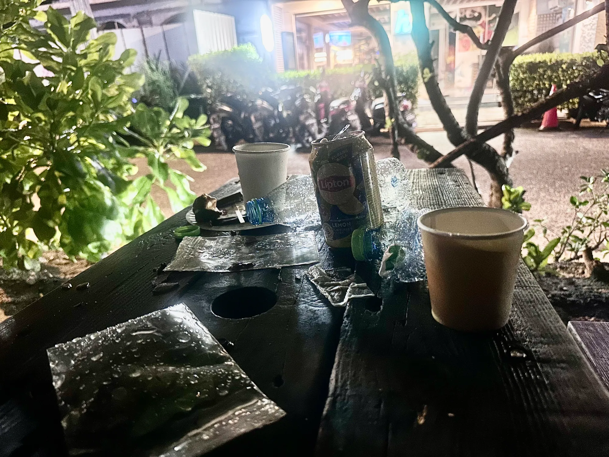 ކޮފީ ތަށި އެއްލާލާނެހާ ހިތްވަރު ނެތި، ތަހުޒީބު ވާނީ ކިހިނެއް؟