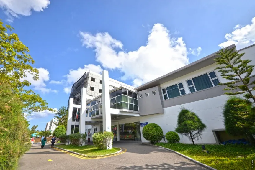 ކުޑަކުއްޖެއްގެ ގައިގައި އަލިފާން ރޯވެ ފިހުމާއި ގުޅިގެން ފަރުވާ ދެނީ