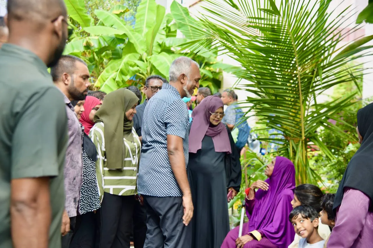 ކެންޑިޑޭޓުންނަށް ތާއީދު ހޯދުމަށް ރައީސް މުޢިއްޒު ޑޯޓުޑޯ އަށް ހިންގަވަނީ