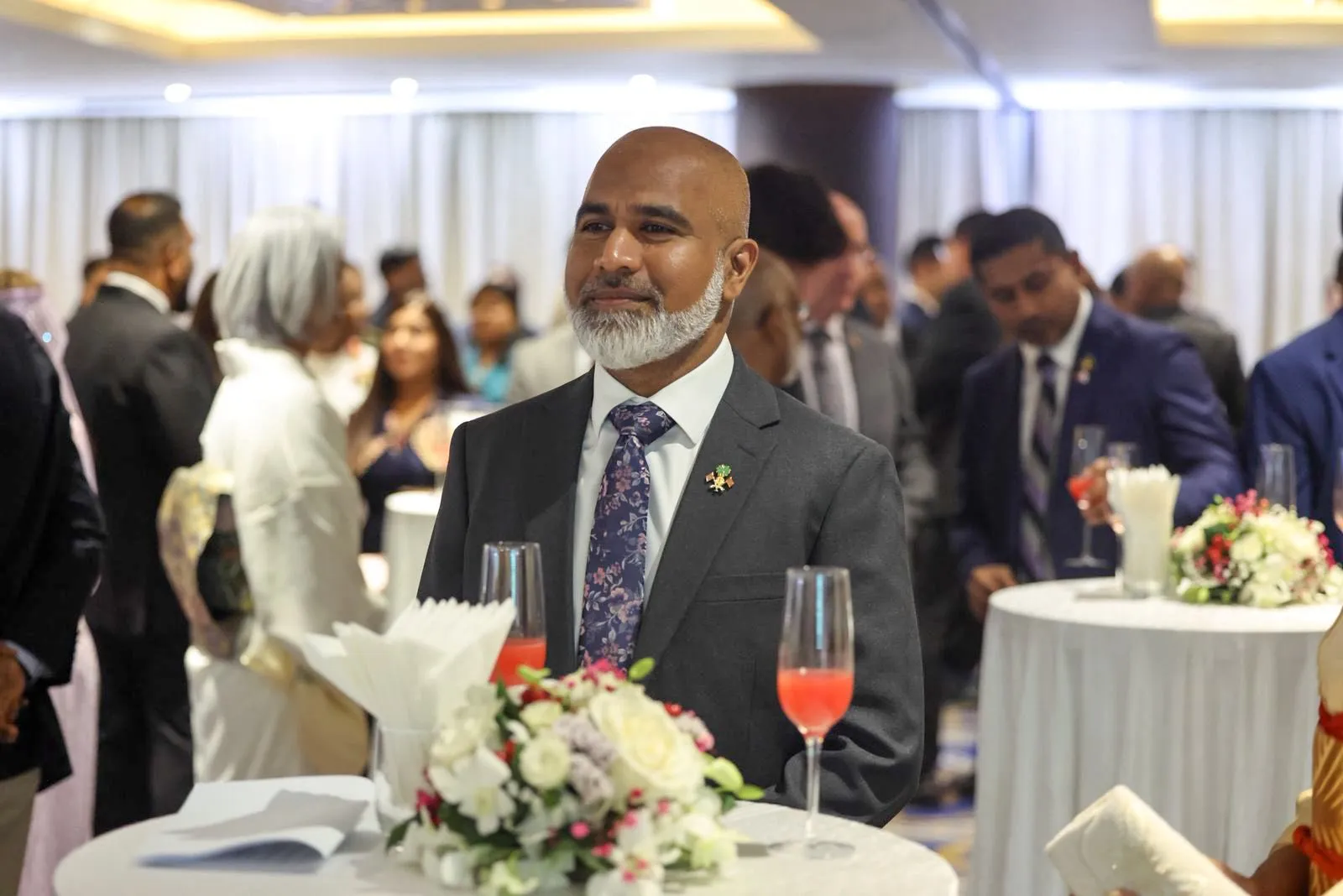 ޓީޗަރުން ނަމޫނާ ދައްކަން ޖެހޭ، އެކަމަކު މައްސަލަތަކުގެ ވާހަކަ ދައްކައިގެން ނުވޭ!