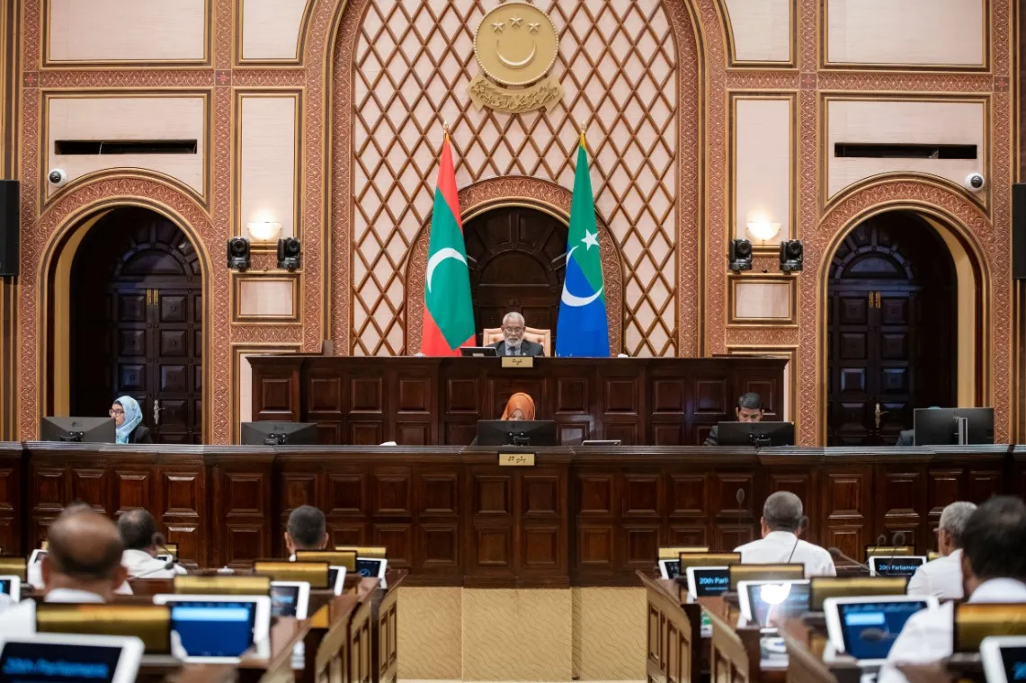 ކަރަންޓް އައުމާއެކު، މަޖިލީހުގެ ޖަލްސާ ފަށައިފި