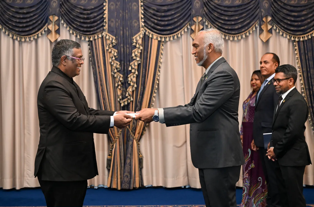 އިންޑިޔާގެ އައު ސަފީރު، ސަފީރުކަމުގެ ފަތްކޮޅު ރައީސުލްޖުމްހޫރިއްޔާއަށް އަރުވައިފި