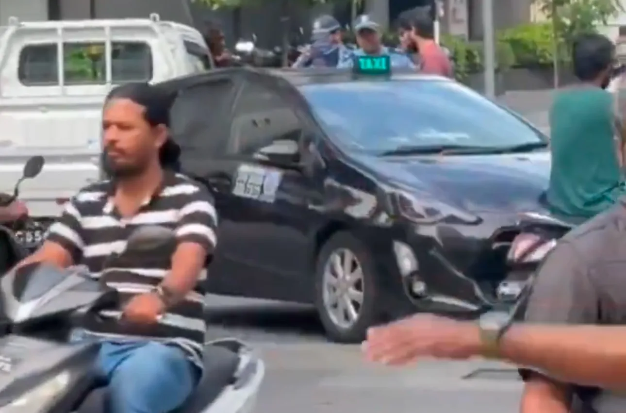 ކާރެއް ޔޫ ޓާން ނަގަން އުޅުމުގެ ތެރޭގައި އެކްސިޑެންޓެއް ހިނގައިފި