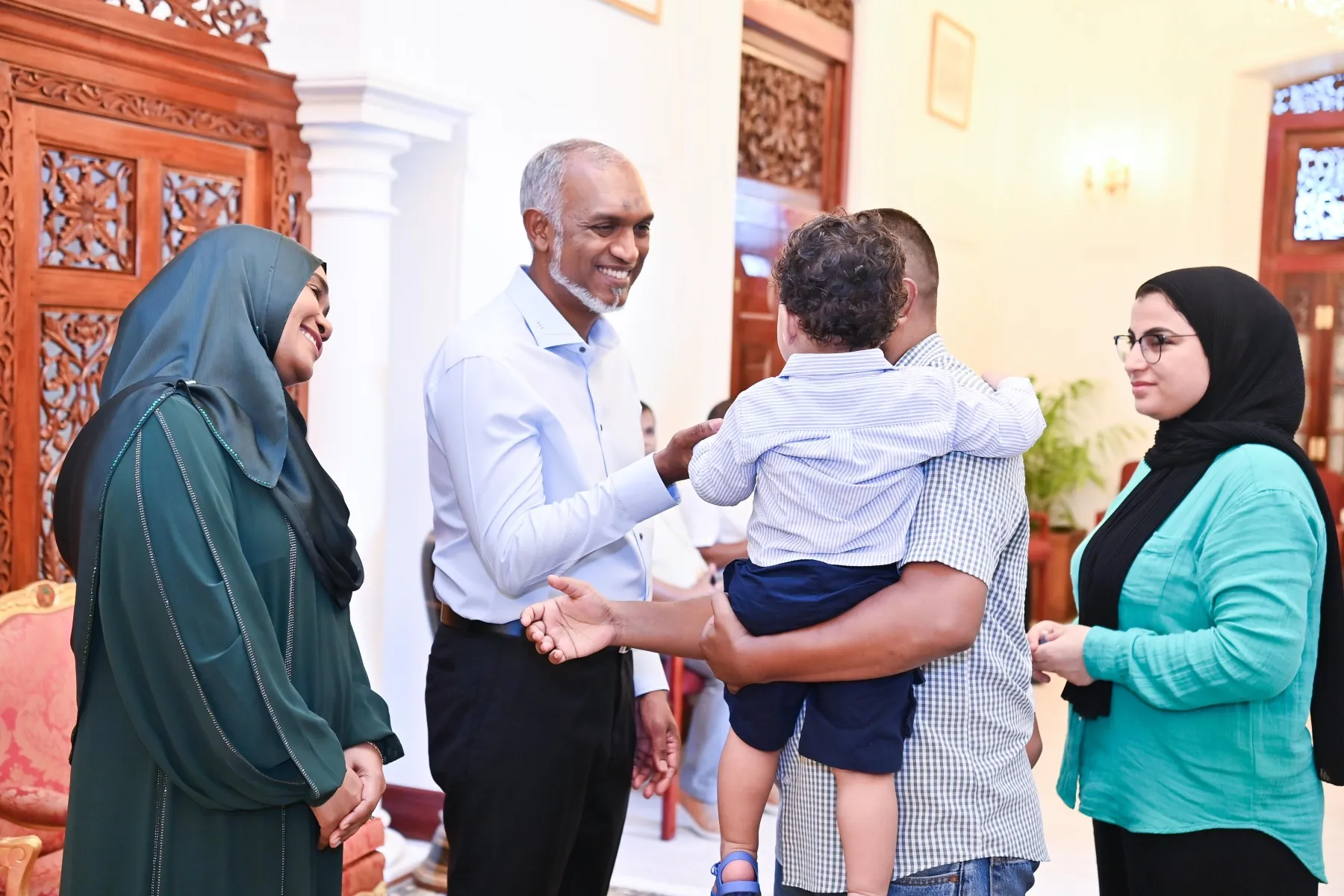 ފިޠުރުޢީދުގައި ރައީސްގެ ދެކަނބަލުންނާ ޢީދު ސަލާން ކުރުމަށް ރައްޔިތުންނަށް ދަޢުވަތު އަރުއްވައިފި!