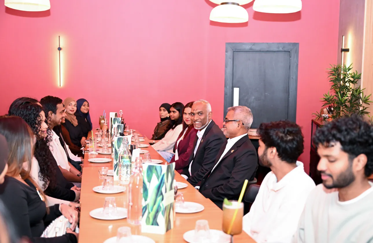 ލޯނު ނަގައިގެން ކިޔަވާ ދަރިވަރުން، ބޮޑު އަގުގައި ޑޮލަރު ގަންނަންޖެހޭ މައްސަލަ ހައްލުކޮށްދޭނަން: ރައީސް މުޢިއްޒު