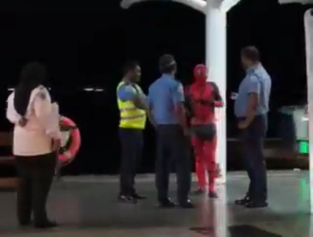 “ޑެޑް ޕޫލް” ކޮސްޓިޔުމްގައި އެއާޕޯޓްގައި އުޅުނު މީހެއް ހިފަހައްޓައި ސުވާލުކޮށްފި