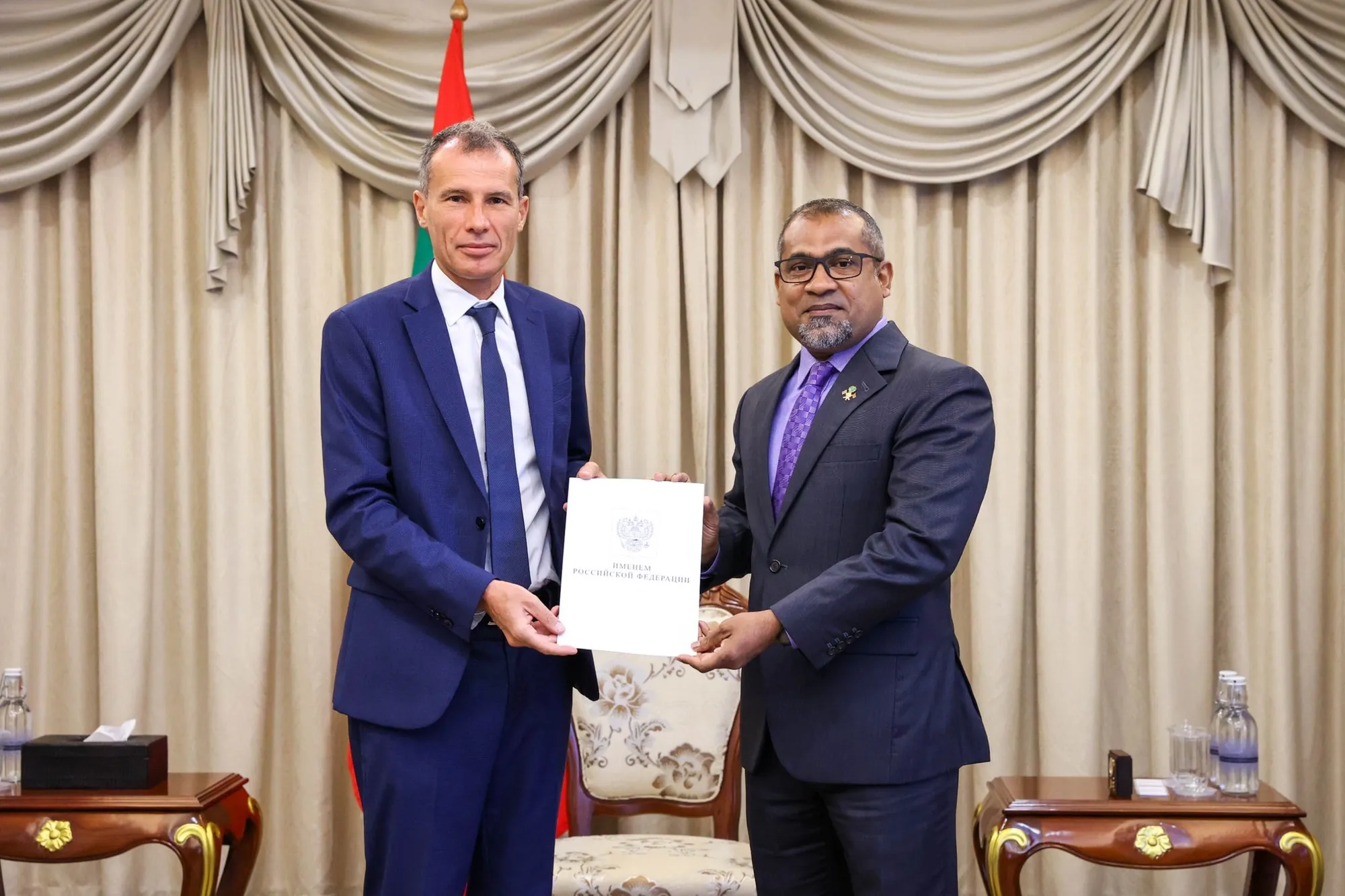 Aleksei M. Idamkin presenting the Consular Commission Letter to Foreign Minister Abdulla Khaleel (Photo/Minister khaleel)