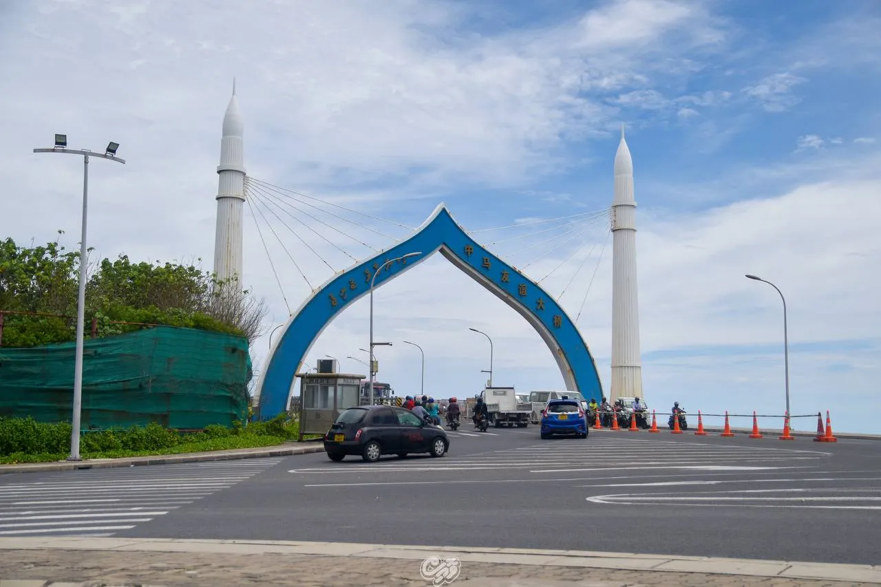 ބްރިޖު ލައިޓް ކައިރިން ދެ ސައިކަލު ޖެހި ނުރައްކާތެރި އެކްސިޑެންޓެއް؛ އަނިޔާވި 3 މީހުންނަށް ހޮސްޕިޓަލުގައި ފަރުވާދެނީ