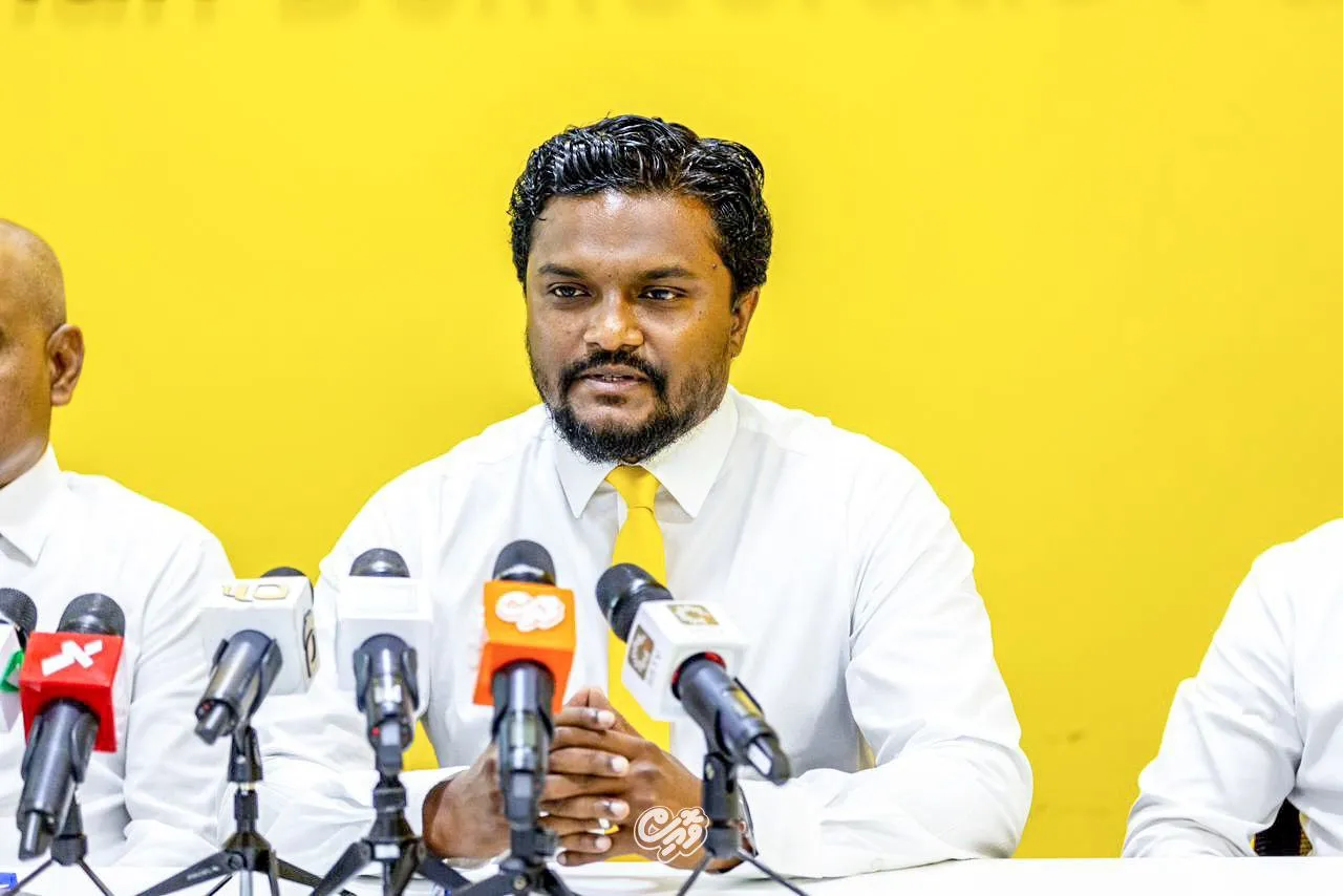 އެމްޑީޕީ މަޖިލިސް ޕްރައިމަރީގައި އަނަސް އަބްދުއްސައްތާރަށް ލަދުވެތި ބައްޔެއް!