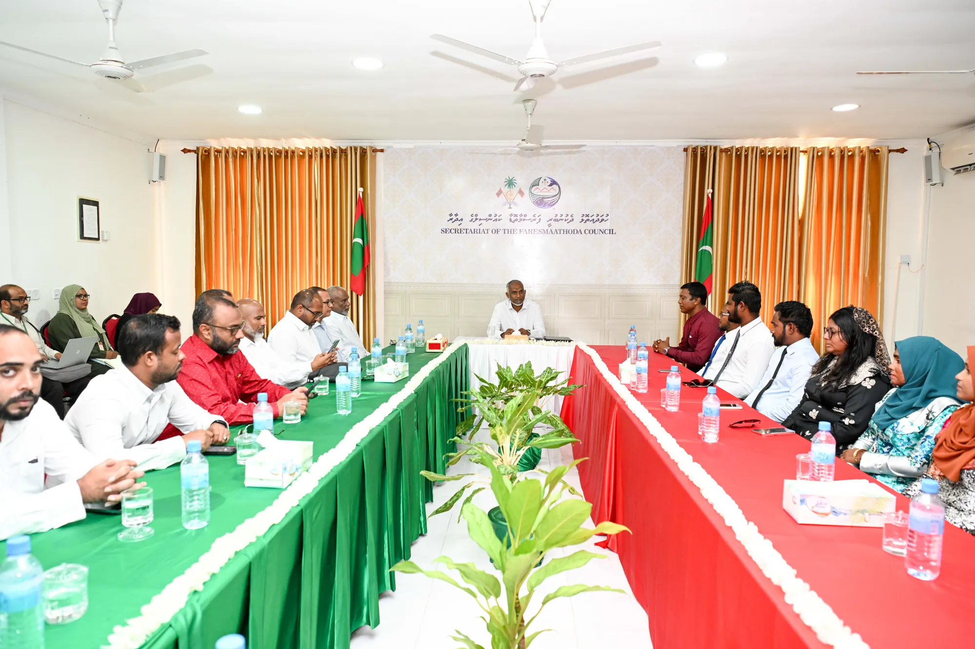 ރައީސް ޑރ މުޢިއްޒު ގދ. ފަރެސްމާތޮޑާ ކައުންސިލާއި އ.ތ.މ ކޮމިޓީއާ ބައްދަލުކުރައްވައިފި