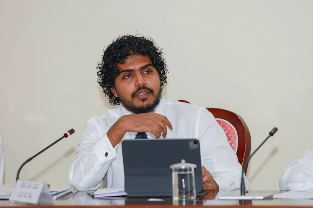 މާލިއްޔަތު ކޮމިޓީ އާއި 241 ކޮމިޓީން އަޒާން ވަކިކޮށްފި