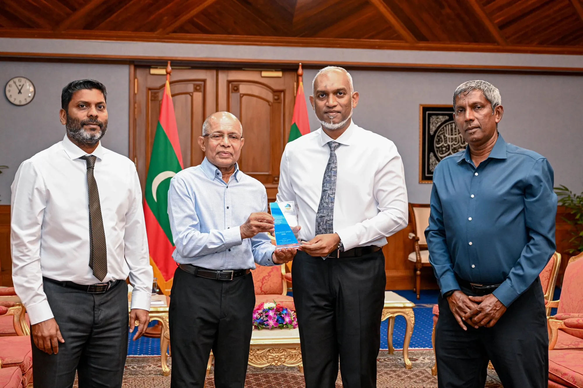މޯލްޑިވްސް އޯޕަން ގޮލްފިން މުބާރާތުގެ ސިމްބޮލިކް ޖާޒީއާއި ފިލާ ރައީސް މުޢިއްޒަށް ހަދިޔާކޮށްފި