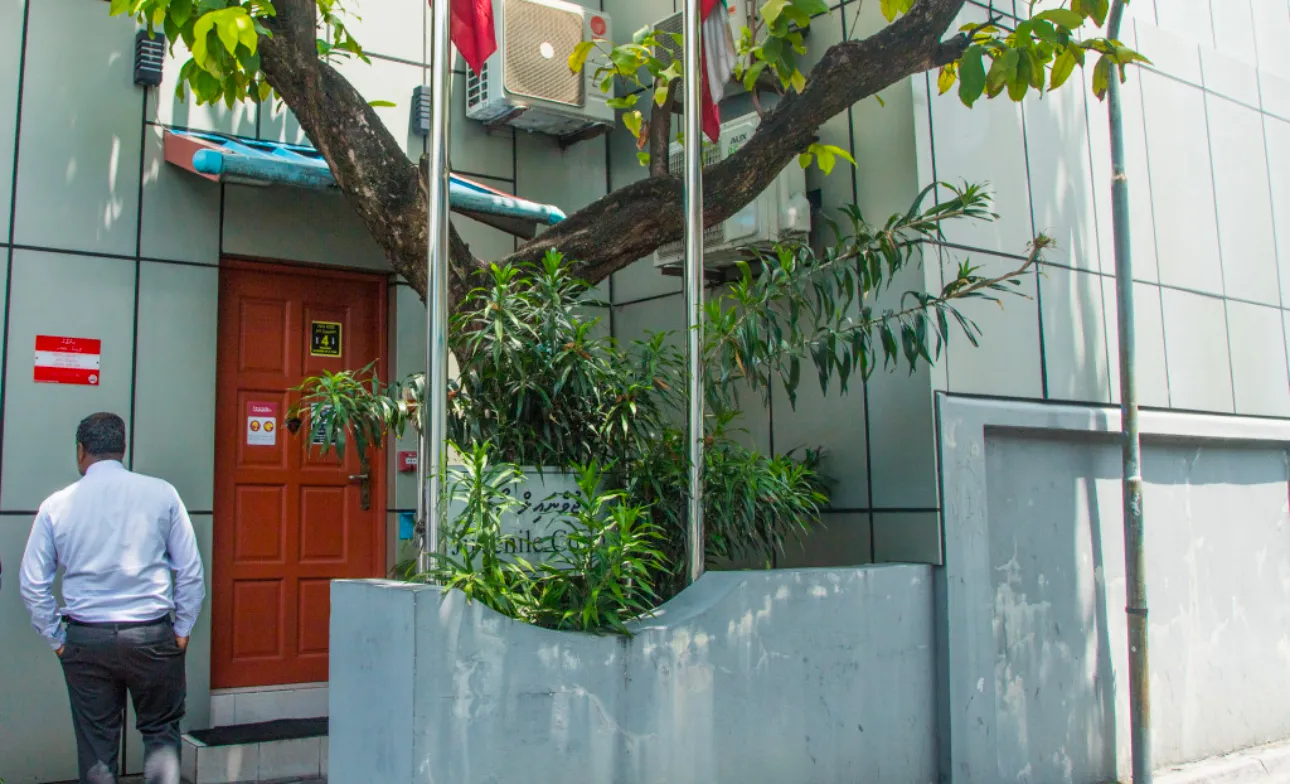 ޖުވެނައިލް ކޯޓު އަނބުގަހުން ވަގަށް އަނބު ބިންމީހަކު ހައްޔަރު ކޮށްފި