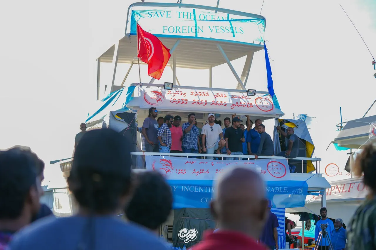 ފައިސާ ދޫކުރަން ފެށުމުން އައްޑޫގައި މަސްވެރިން ކުރަމުންދިޔަ މުޒާހަރާ ހުއްޓާލައިފި
