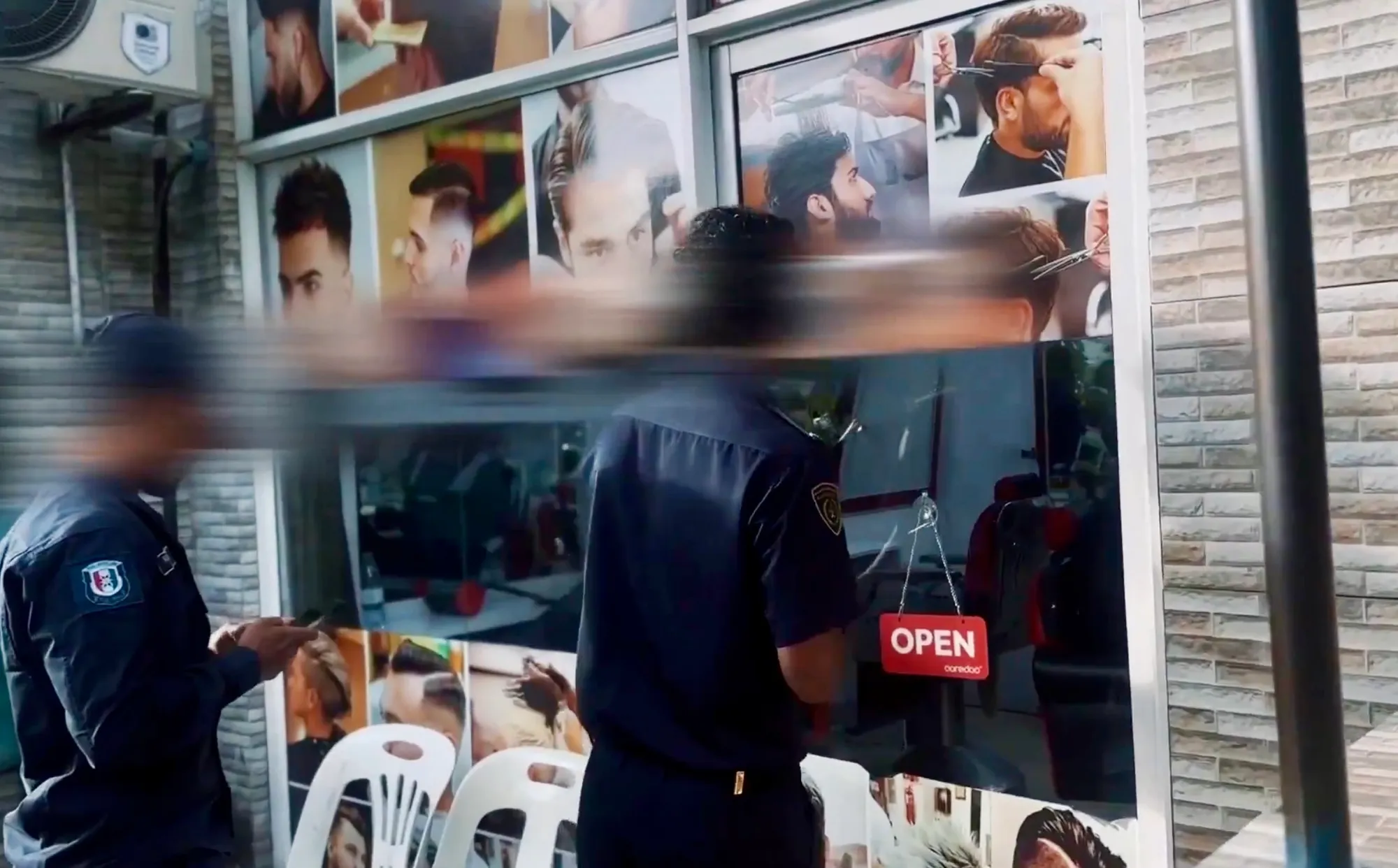 Immigration authorities raiding a saloon in Hulhumale’ (Photo/Immigration)