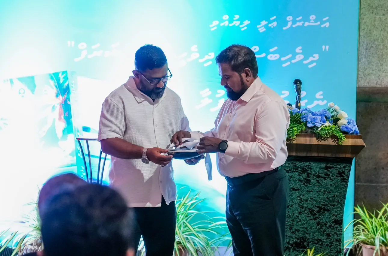 އަޝްރަފް އަލީގެ ''ދިވެހިބަސް، ދިވެހީންގެ ޝަރަފު'' ފޮތް ނެރެފި